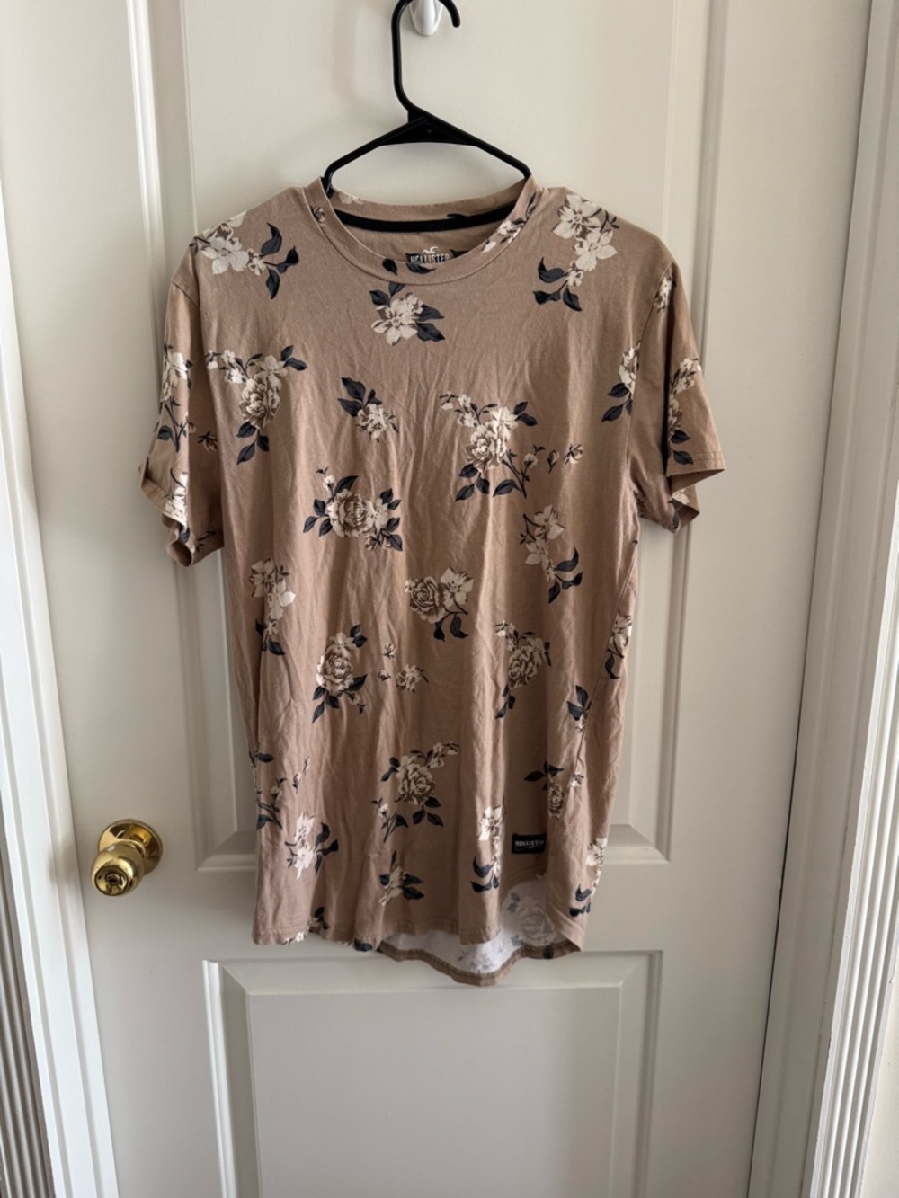 Hollister neutral floral tee